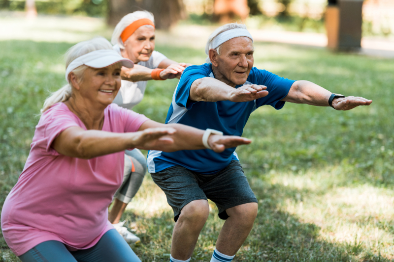 Seniorit harrastamassa liikuntaa.
