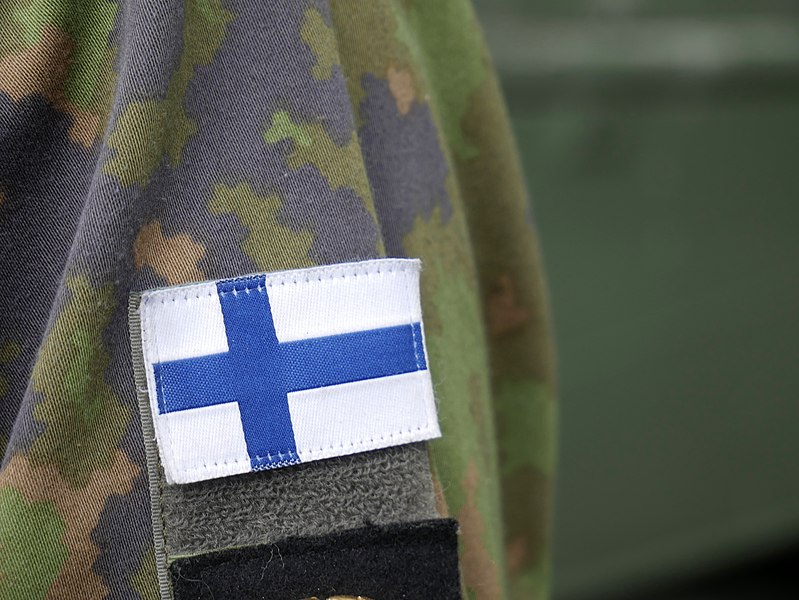 Suomen lippu armeijan uniformussa. Kuva Santeri-Viinamaki