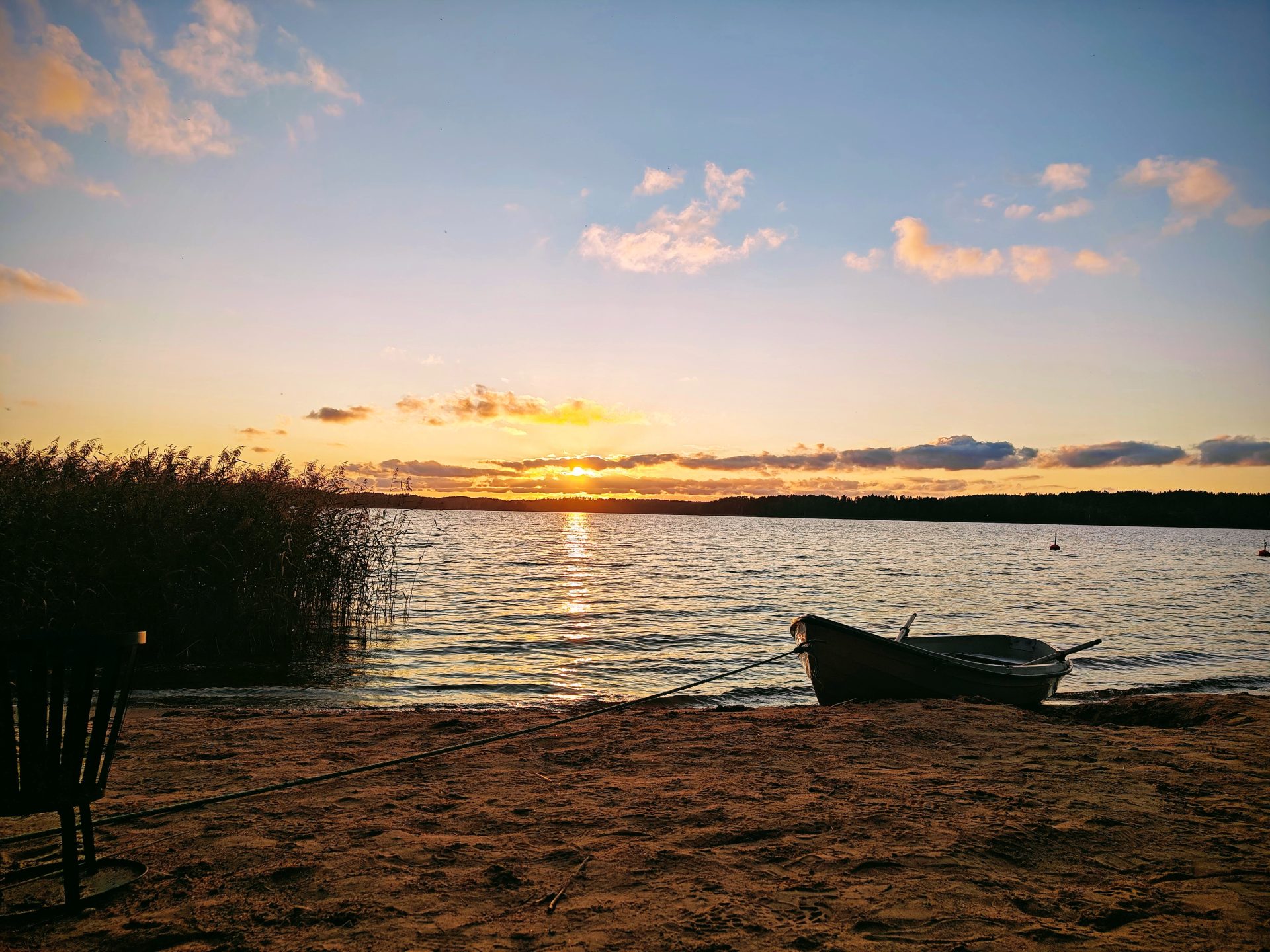 Ilta-aurinko vene rannassa