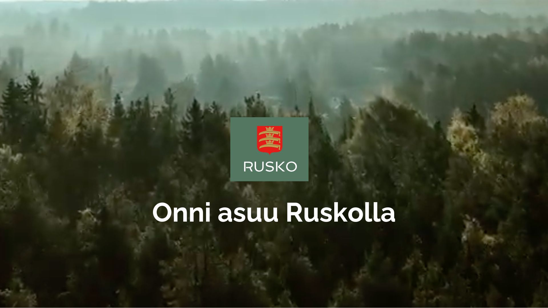 Metsäinen maisema Ruskolta ja Ruskon kunnan logo sekä slogan Onni asuu Ruskolla