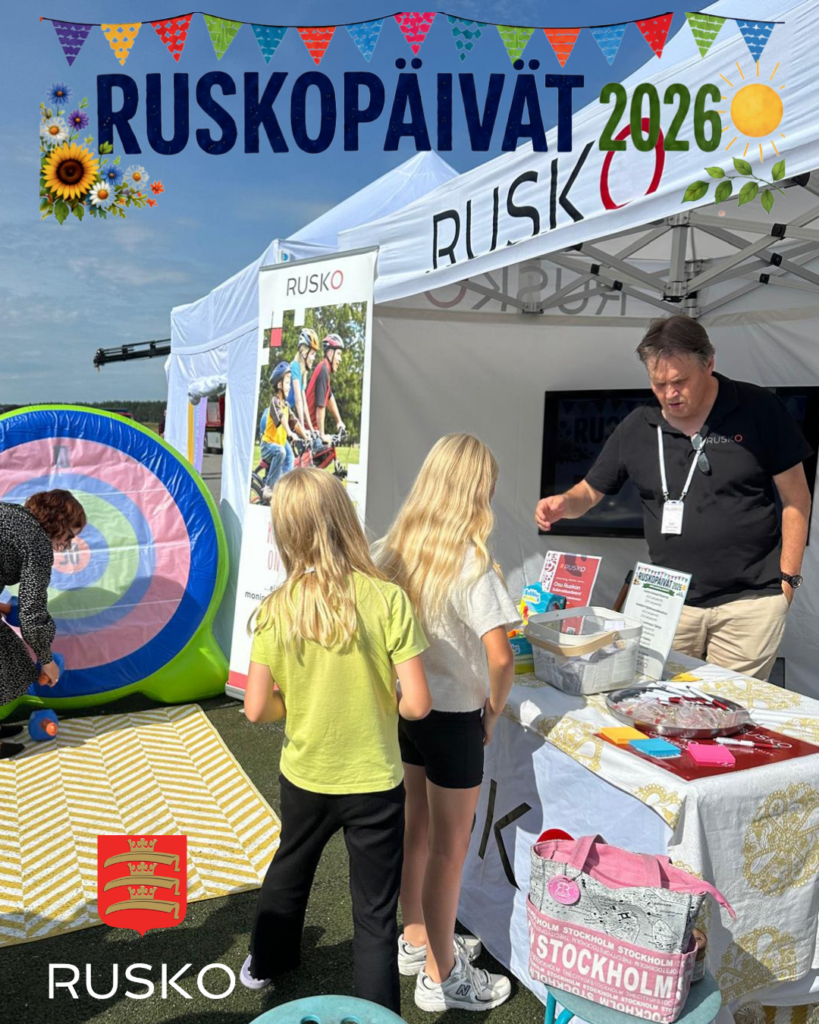 Ruskon kunnanjohtaja keskustelemassa lasten kanssa Ruskopäivien teltalla
